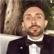 giovane aspirante insegnante di economia, diritto e matematica